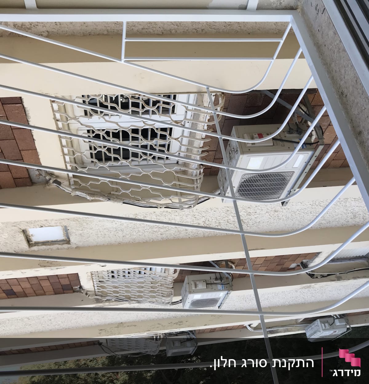 סורגי מתכת לבנים על חלון בניין